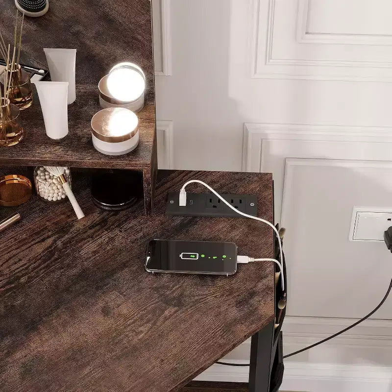 Specchiera Angolare da Comodino - Specchio a 3 Ante con 3 Modalità di Illuminazione, Stazione di Ricarica Integrata con Prese e Porte USB, per Camera da Letto, Studio di Trucco