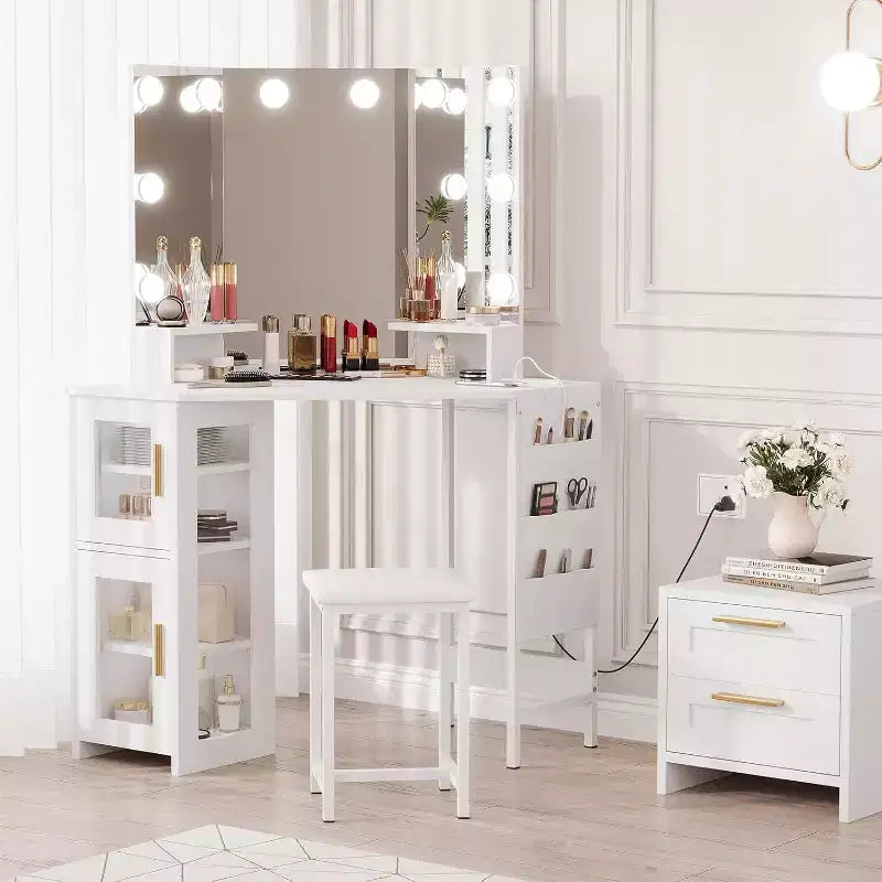 Specchiera Angolare da Comodino - Specchio a 3 Ante con 3 Modalità di Illuminazione, Stazione di Ricarica Integrata con Prese e Porte USB, per Camera da Letto, Studio di Trucco