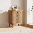 Comodino Boho con 4 Cassetti, Tavolino da Notte in Rattan con Maniglie Nere Opache e Gambe in Legno, Finitura Naturale