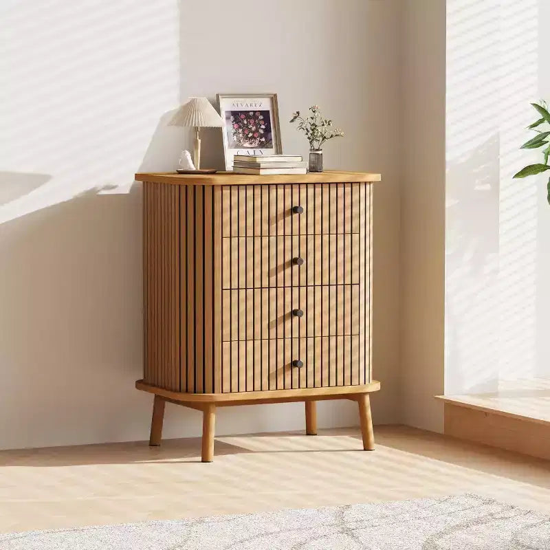 Comodino Boho con 4 Cassetti, Tavolino da Notte in Rattan con Maniglie Nere Opache e Gambe in Legno, Finitura Naturale