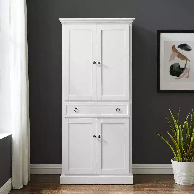 Winston Storage Pantry White - Crosley: Credenza alta a due ante, 5 ripiani, stile tradizionale
