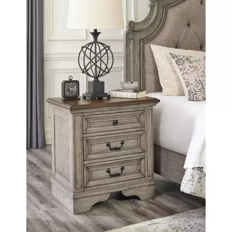 Comodino Lodenbay nero/grigio - Signature Design by Ashley: Stile cottage con porte USB e prese CA