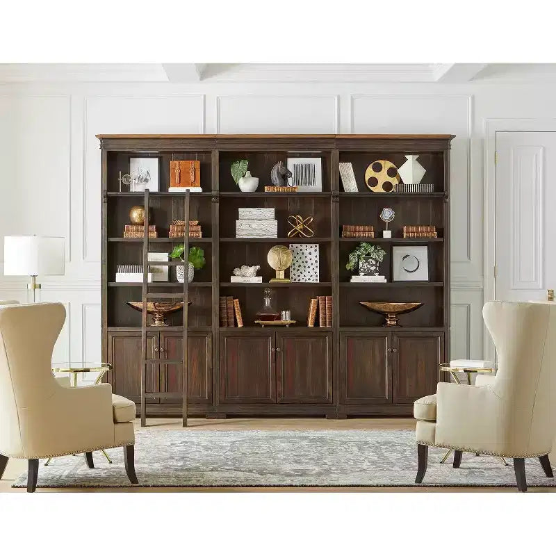 Libreria Sonoma da 94" con scala in legno marrone - Martin Furniture: scaffalatura aperta, 15 ripiani, ferramenta in bronzo
