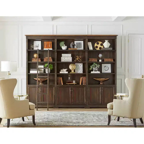 Libreria Sonoma da 94" con scala in legno marrone - Martin Furniture: scaffalatura aperta, 15 ripiani, ferramenta in bronzo