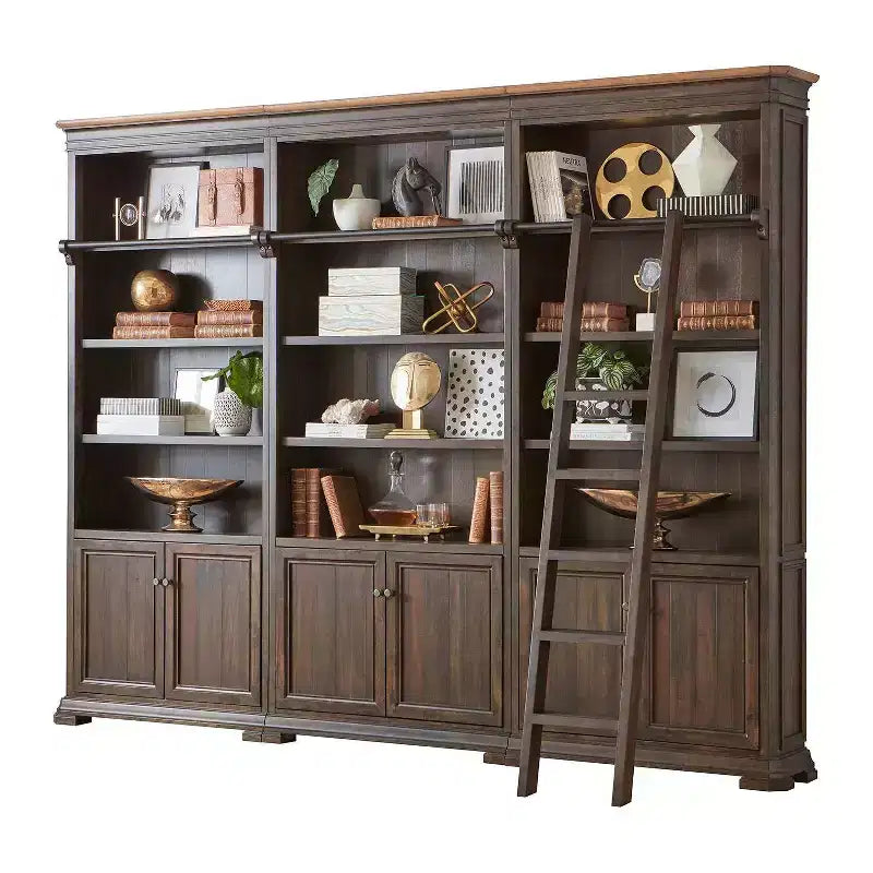 Libreria Sonoma da 94" con scala in legno marrone - Martin Furniture: scaffalatura aperta, 15 ripiani, ferramenta in bronzo