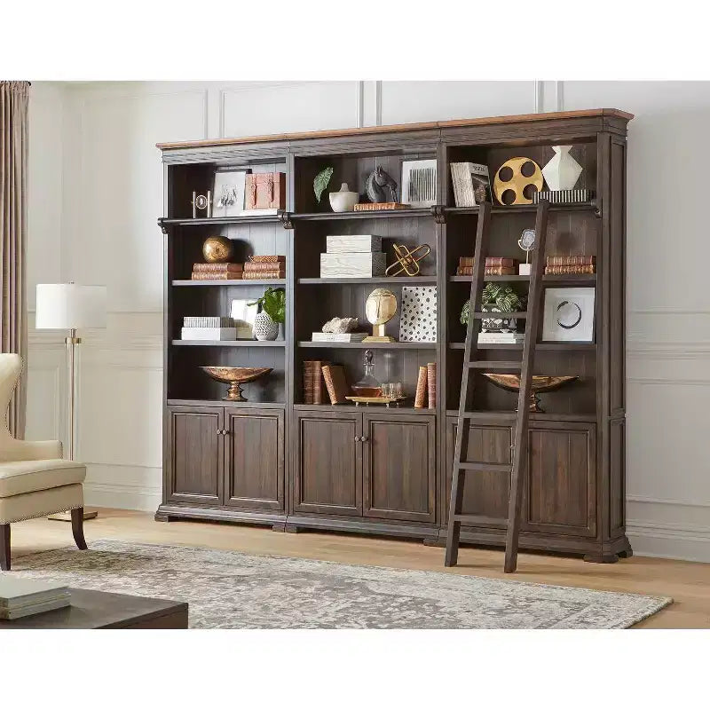 Libreria Sonoma da 94" con scala in legno marrone - Martin Furniture: scaffalatura aperta, 15 ripiani, ferramenta in bronzo