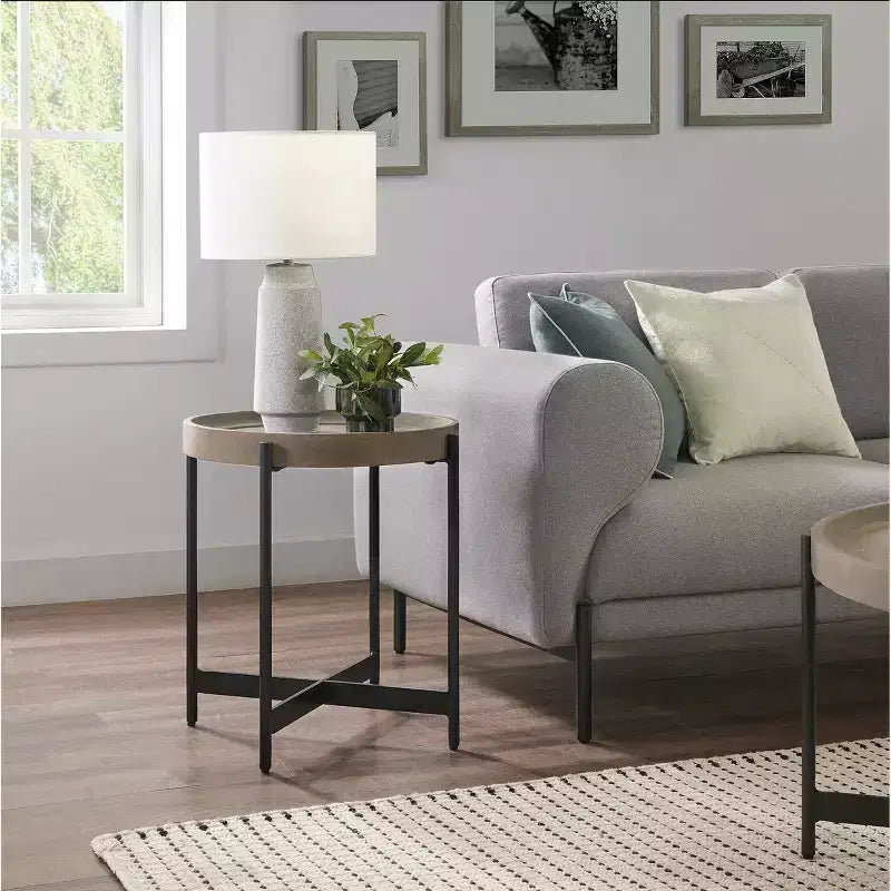 Tavolino rotondo 20" Brookline in legno con rivestimento in cemento Grigio cemento - Alaterre Furniture: piano chic a vassoio, robusto telaio a X