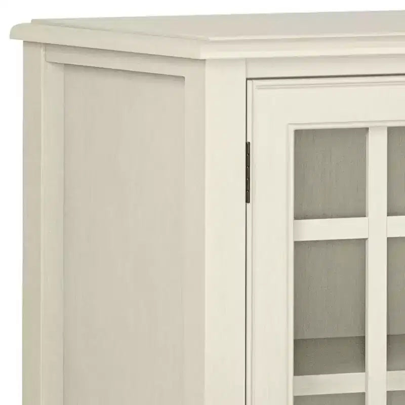 Mobile Basso Contenitore Hampshire Bianco Antico - WyndenHall: Stile Tradizionale, Ripiani Regolabili, Ante in Vetro