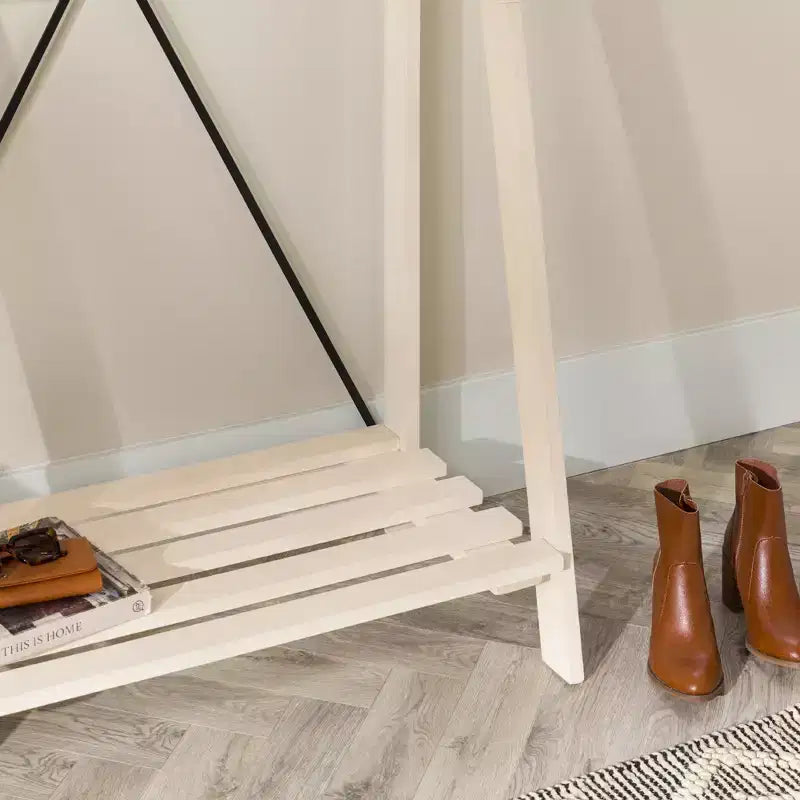 68" Appendiabiti da Ingresso Angolare con Schienale a X in Legno Massello Bianco - Saracina Home: Struttura in Pino, Ganci in Metallo, Ripiano a Doghe