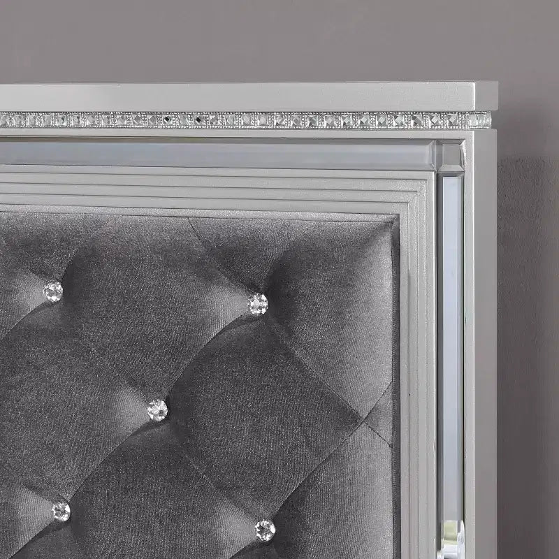 HOMES: Inside + Out Letto Matrimoniale "Eastern King" Tenaya Glam con Testiera Trapuntata con Bottoni Argento: Telaio in Poliestere Imbottito