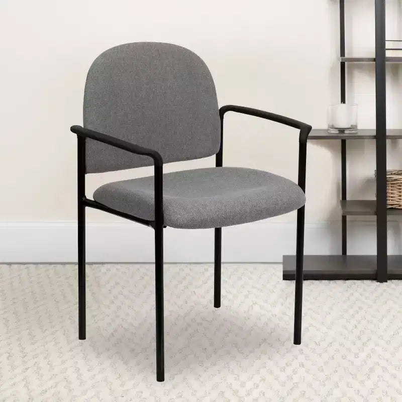Sedia da reception laterale impilabile in acciaio Flash Furniture Comfort con braccioli