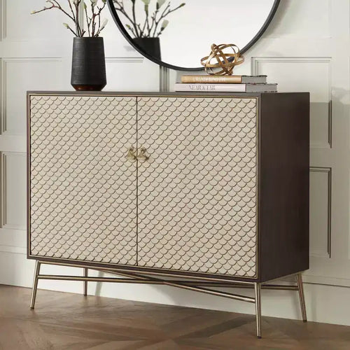 55 Downing Street Mobile moderno Auric in mogano e ottone, larghezza 35 1/2