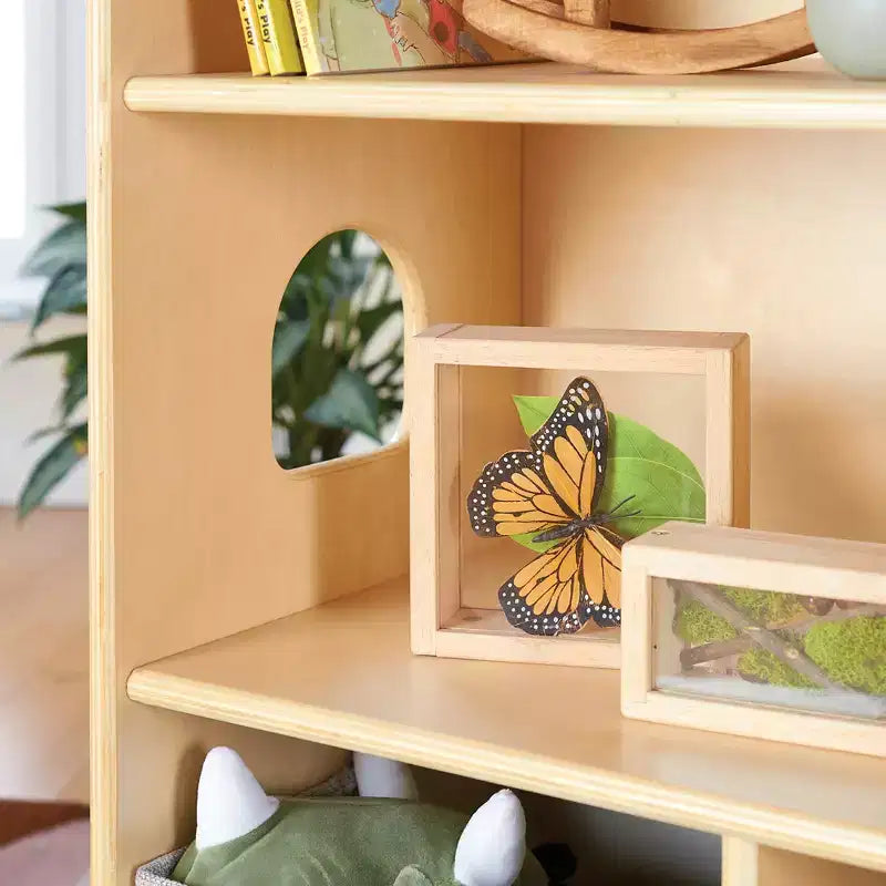 Libreria per casa delle bambole Guidecraft EdQ: mobile in legno per bambini per giochi di finzione per sala giochi e aula, con contenitori per giocattoli e bambole